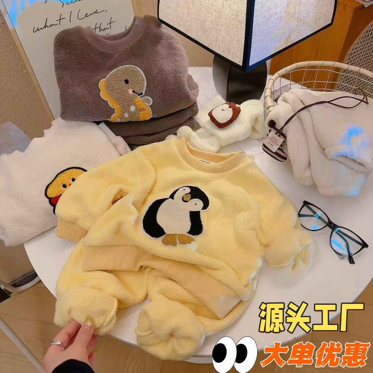 Wholesale children's velvet pajamas autumn and winter new thickened home clothes for boys and girls cloud velvet outer wear warm suit