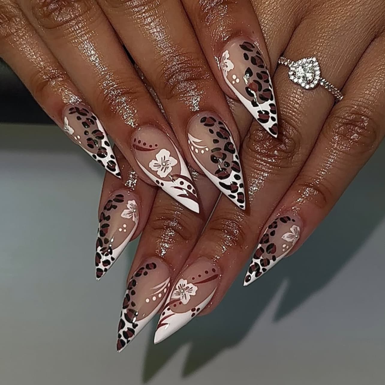 Cross-border Hot Selling Leopard Print Fake Nails Short Almond Nails Wearable Nail Tips French White Flower Press On Nails