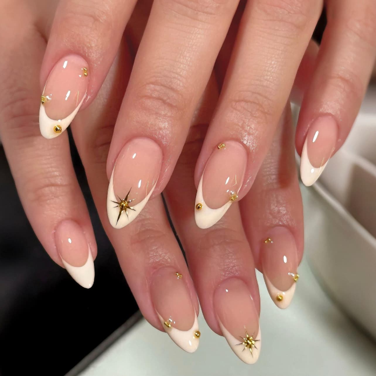 Minimalist White French Press-On Nails Short Almond Star Glitter Shimmer False Nail Tips Wholesale
