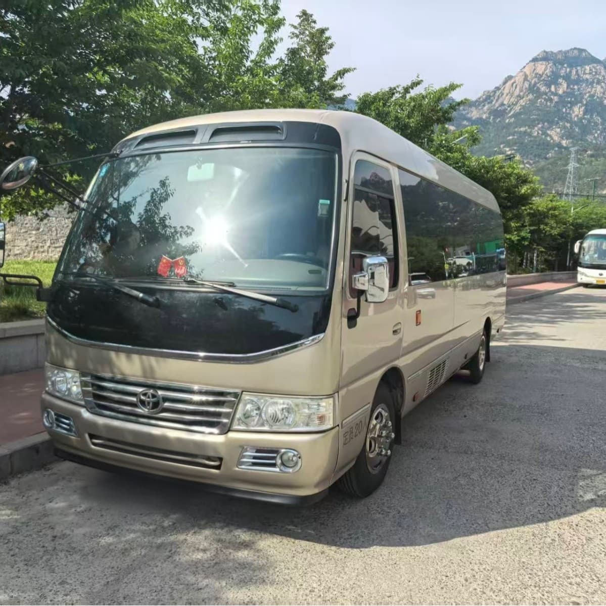 Cross-border 19-seat and 23-seat commuter buses and business minibuses; 23-seat Toyota Coaster electric door bus