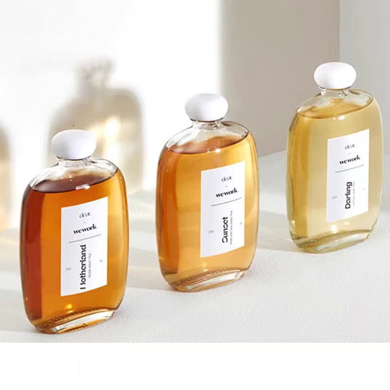 Manufacturer's stock flat bottle for beverages, milk tea, coffee, glass mushroom-shaped flat liquor bottle with leak-proof seal and lid, flat round empty bottle