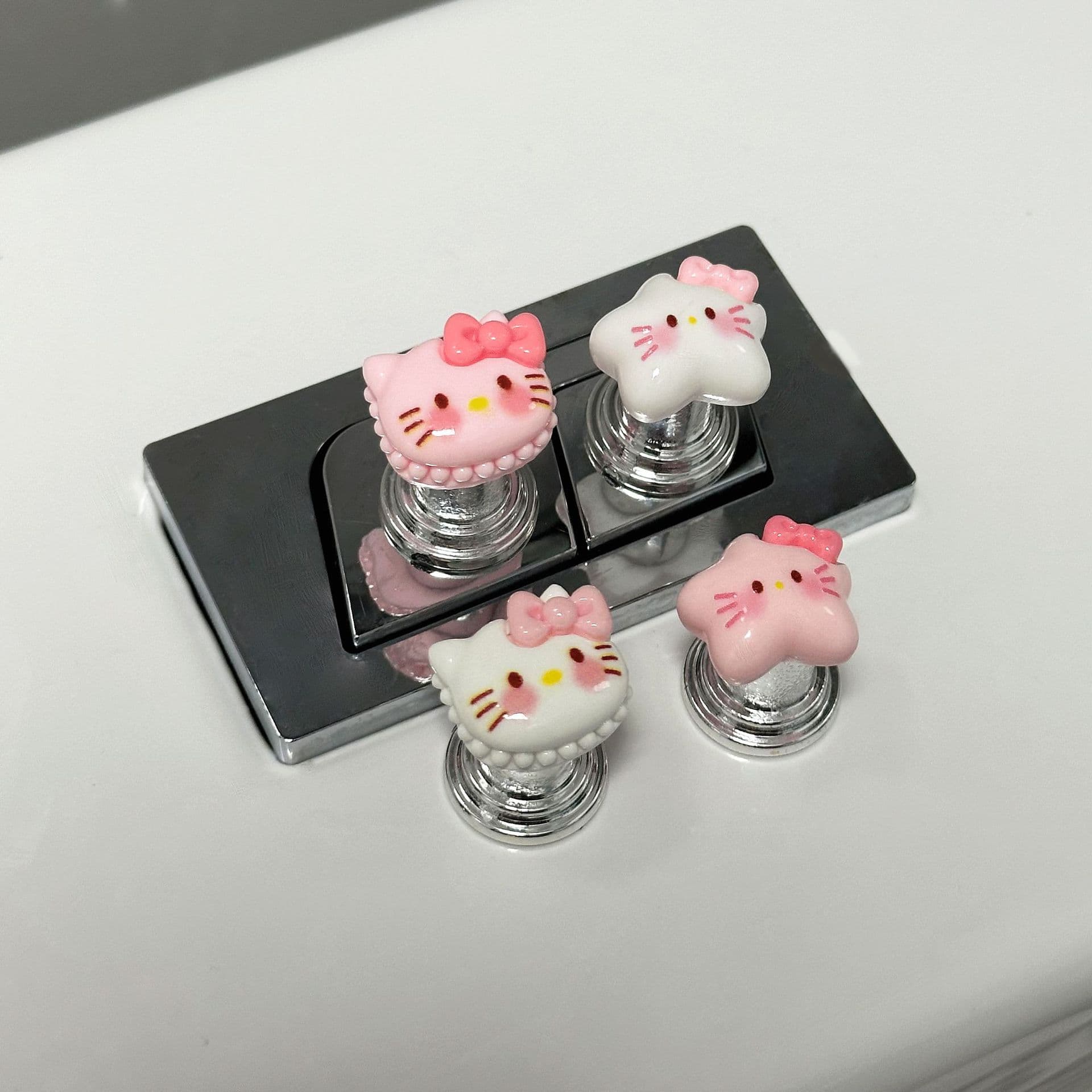 New Hello Kitty themed toilet button, nail art dedicated tank switch with lid-lifting feature