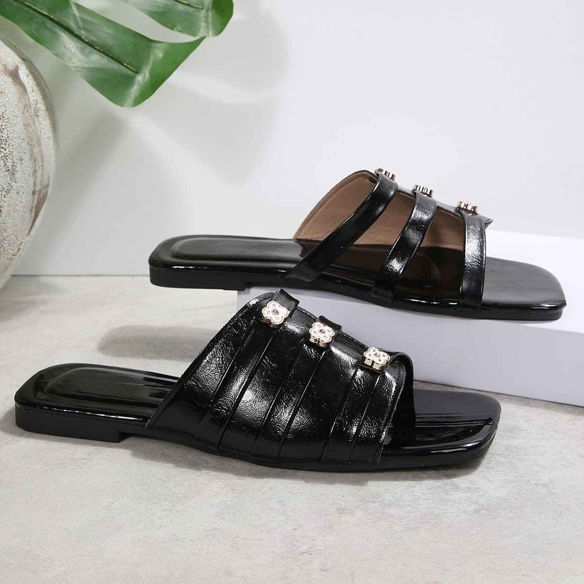 New Fashion Women's Slippers 2026 European and American Style Flat Sandals Summer Square Toe Flower Decoration Outdoor Beach Sandals