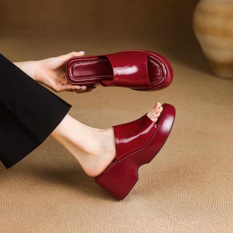 Sandals for Outdoor Wear 2026 Spring/Summer New Women's Shoes Cross-Border Trade Niche Light Luxury Vintage Leather Shoes Top Layer Leather Wedge Heel Slides