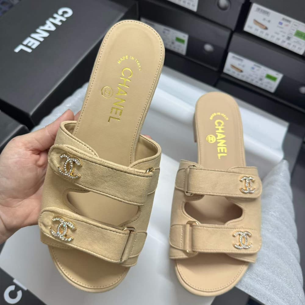 Xiaoxiang Style Women's Sandals 2026 Summer New Rhinestone Buckle Open Toe Flat Casual Outdoor Slippers Cross-border