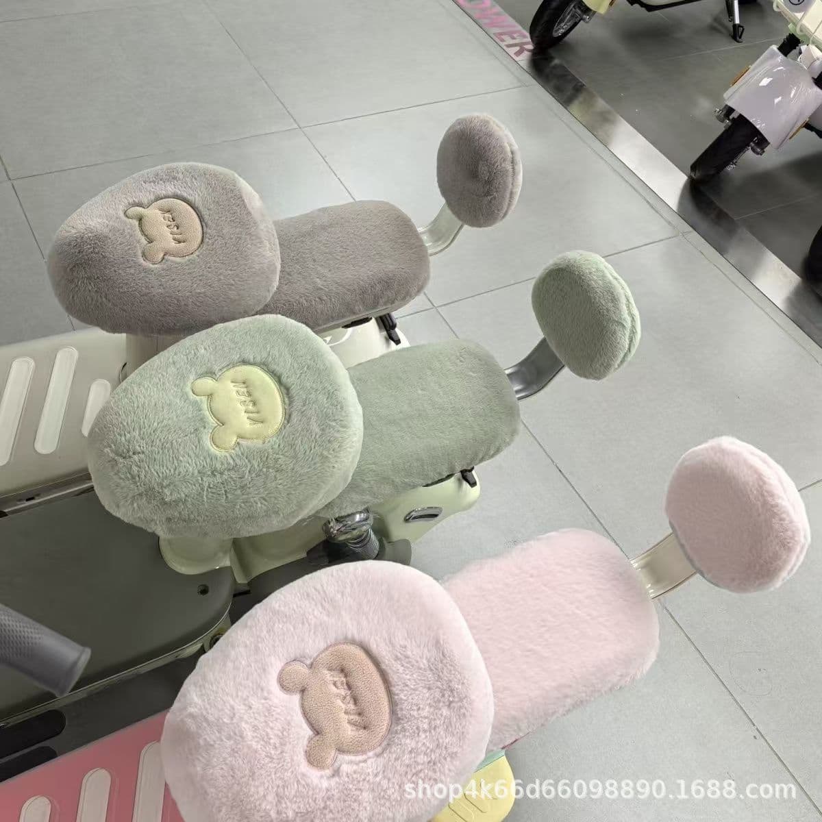 Winter universal seat cushion, electric scooter three-piece set, high aesthetic battery-powered vehicle seat cushion, plush thickened warm all-season flannel.