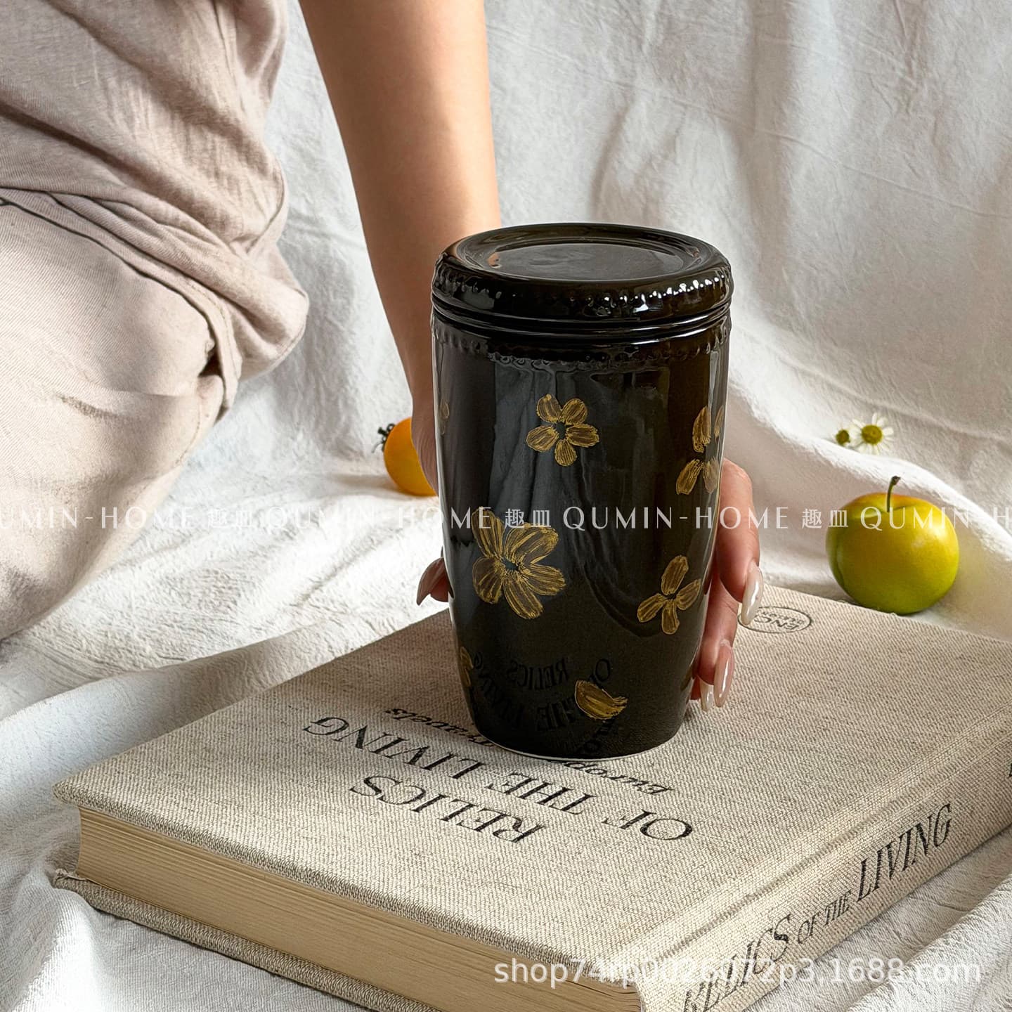 Retro high-end design ceramic tea cup office hand-held tea and water separation mug with lid and tea grid