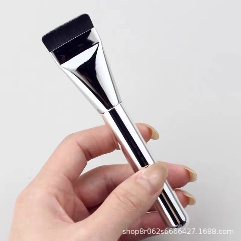 One-line foundation brush, soft and docile, does not eat powder, portable, traceless makeup artist special foundation brush wholesale