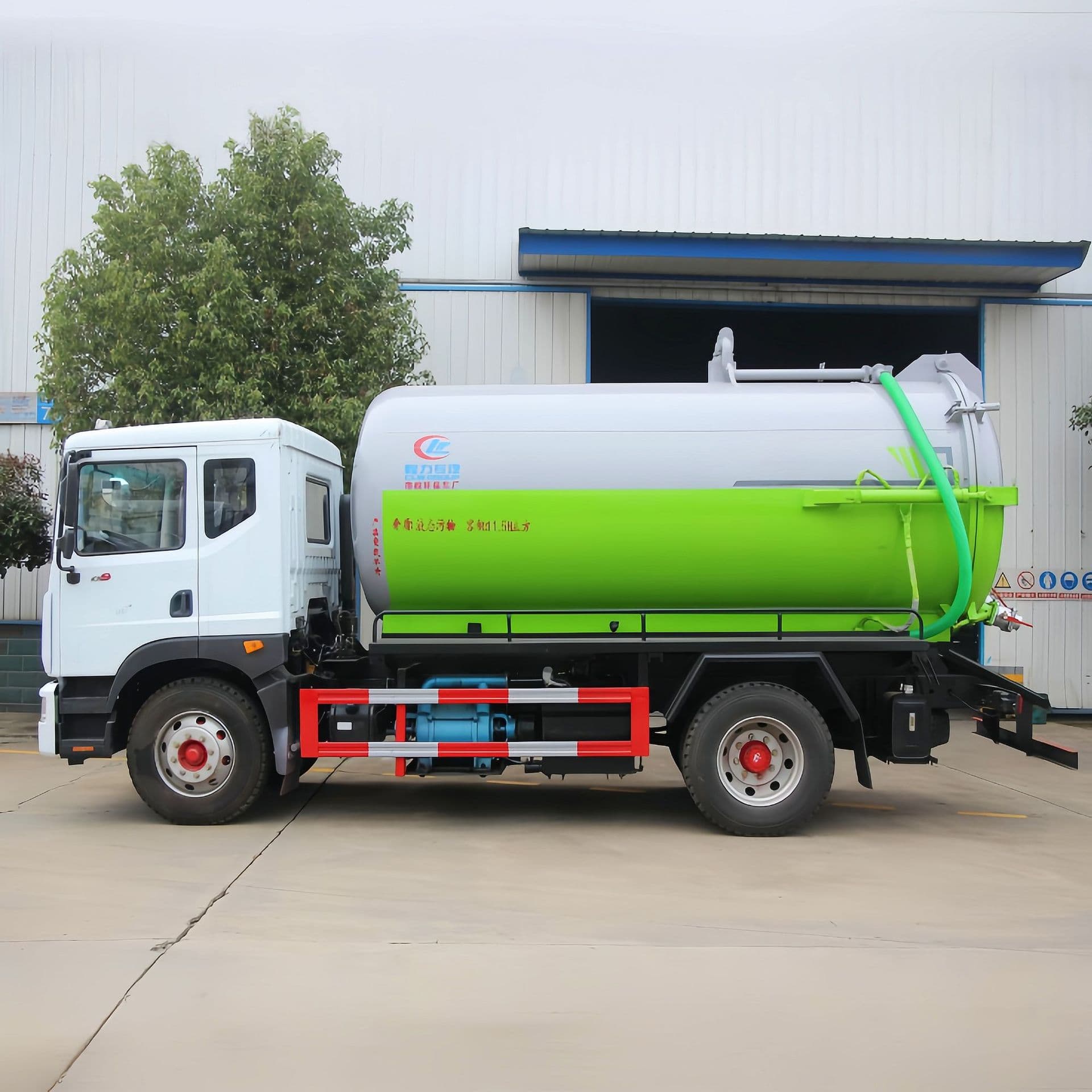 Dongfeng D9 11.8 Cubic Meter Sewage Suction Truck for Construction Site Sludge, Farm Manure, High Suction Vacuum Pumping Work Vehicle