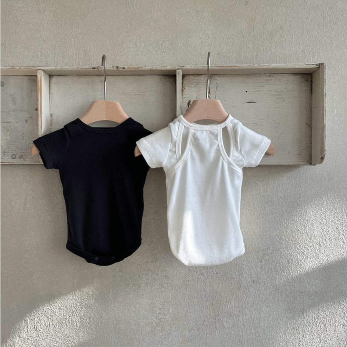 Summer newborn type A clothes for male and female babies, classic black and white thin cotton I-shaped short-sleeved triangle bag fart clothes