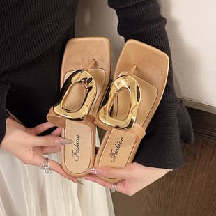 2025 New Square-Toe Open-Toe Thong Sandals for Women, Summer Outdoor Fashion, Versatile Toe-Separator Casual Slippers with Metal Buckle, Niche Style