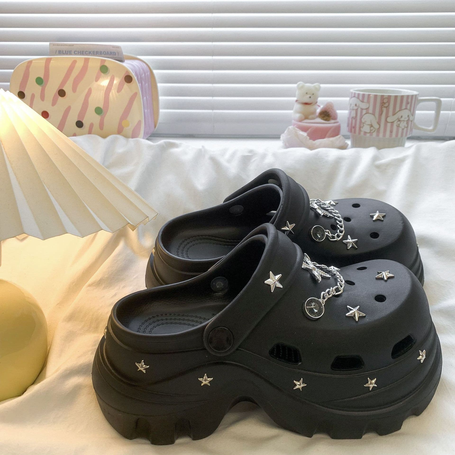 Sweet Cool Star Hole Clogs for Women Summer 2026 New Non-Slip Beach Shoes Thick Sole Half Slippers