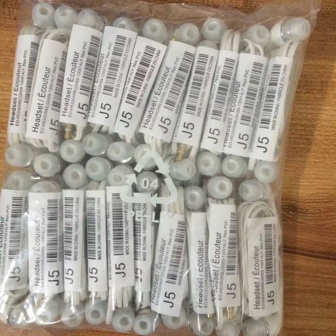 Compatible with Samsung S4 in-ear phones and J5 earphones with in-line controls; suitable for Samsung Android earphones with microphone for calls.