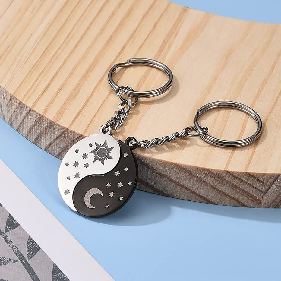 New Cross-Border Sun and Moon Couple Keychain Black and White Matching Puzzle Stainless Steel Pendant Backpack Charm Wholesale