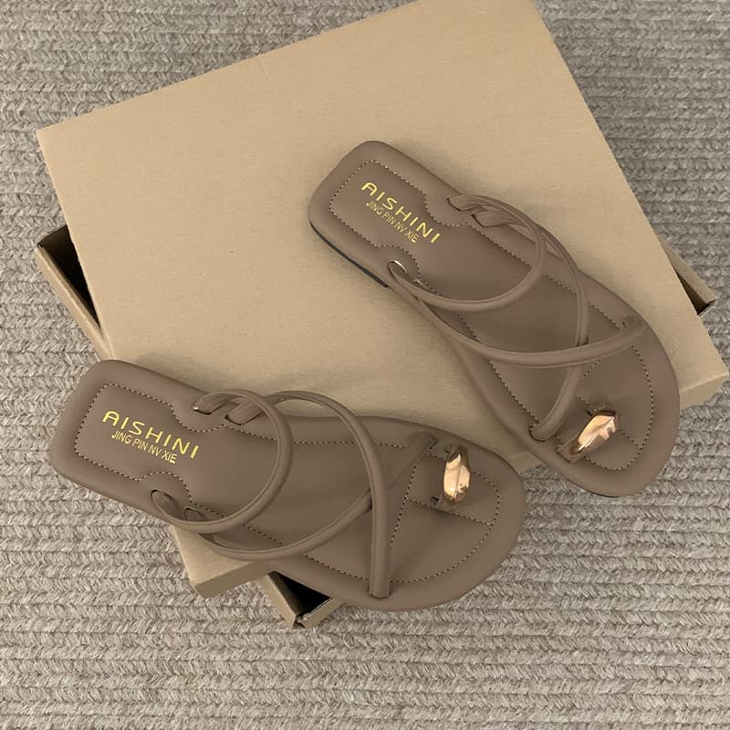 2025 New French Retro Style Small Metal Toe Sandals for Women, Summer, Home Wear, Outdoor Wear, Fashionable and Versatile Flat Beach Sandals