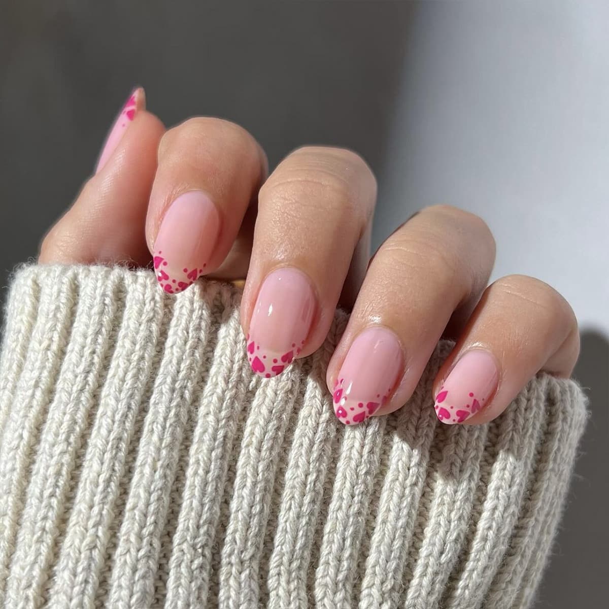 2025 New Valentine's Day Wearable Nail Art Short Almond Shape Simple Love French Pink False Nails Nail Tips