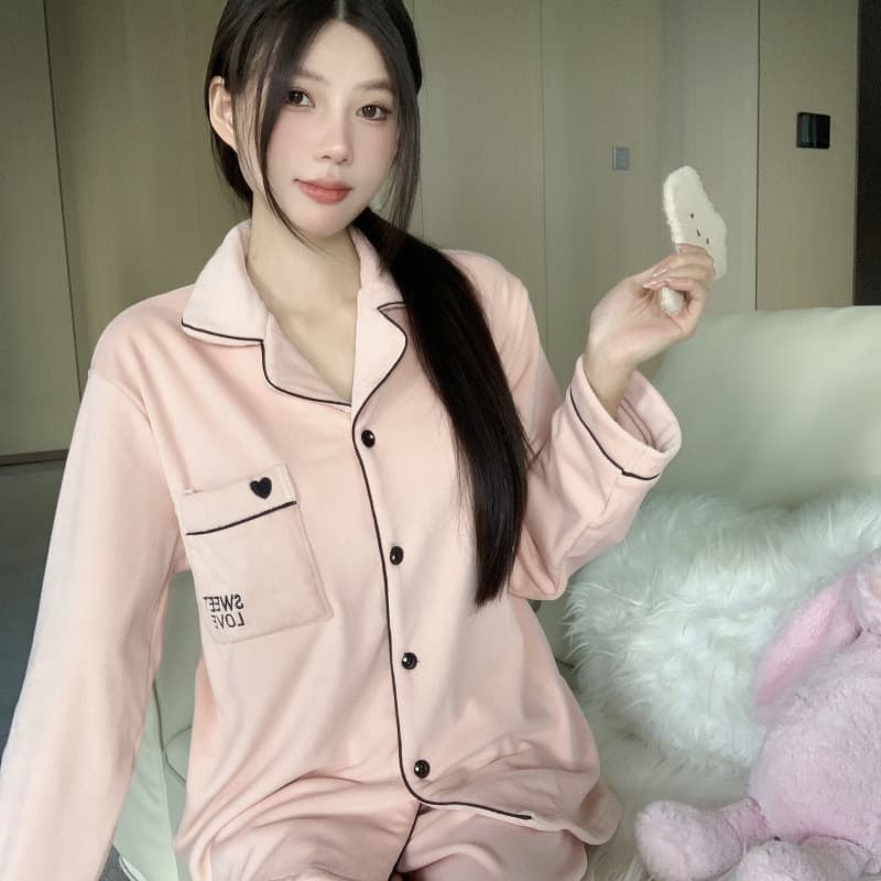 Aixin 2025 Winter New Style Sea Island Velvet Embroidered Flat Cardigan Set Thickened Casual Homewear.