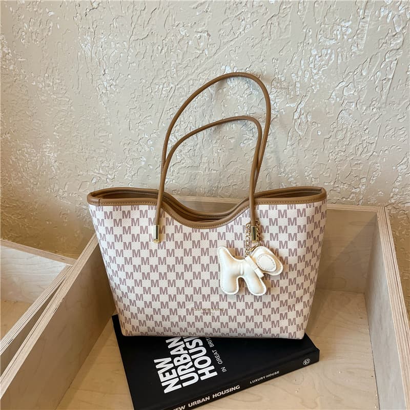 2026 New Versatile Handbag Minimalist Large Capacity Tote Shoulder Basket Bag Fashionable Niche Underarm Bag