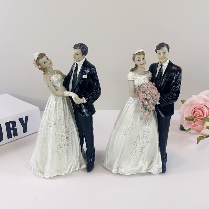 Creative Bride and Groom Resin Doll Cake Decorations Bouquet Wedding Ornaments Crafts Wedding Commemorative Gifts