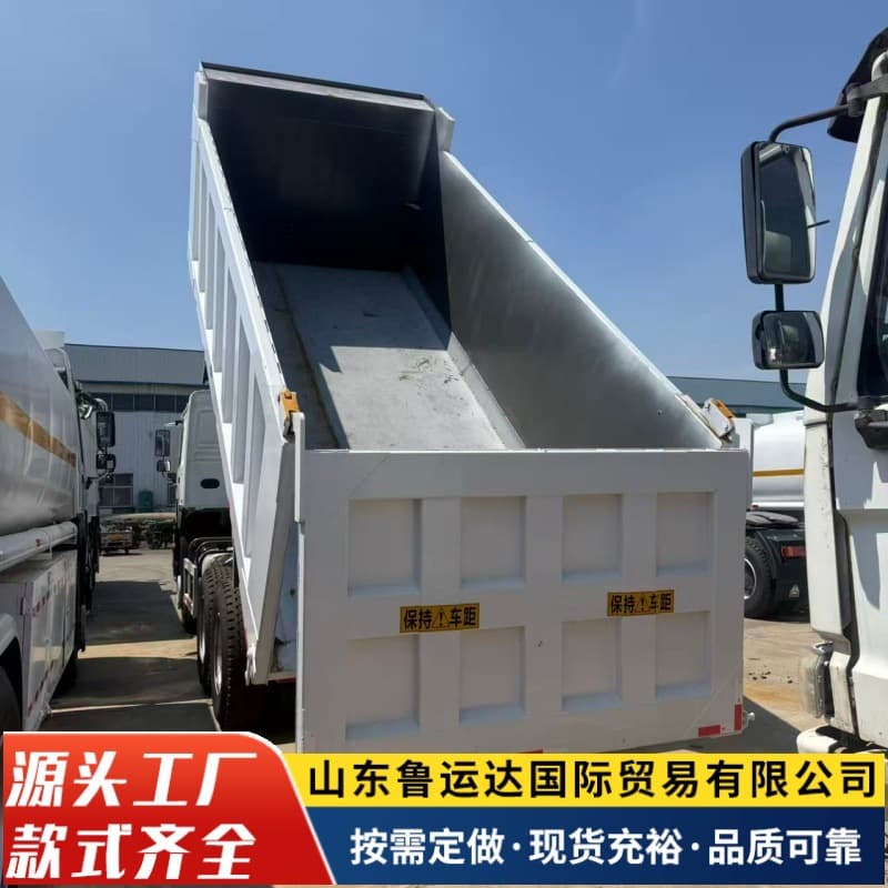 Factory direct sales of engineering box-type dump trucks, Howo dump trucks, rear eight-wheel dump trucks.