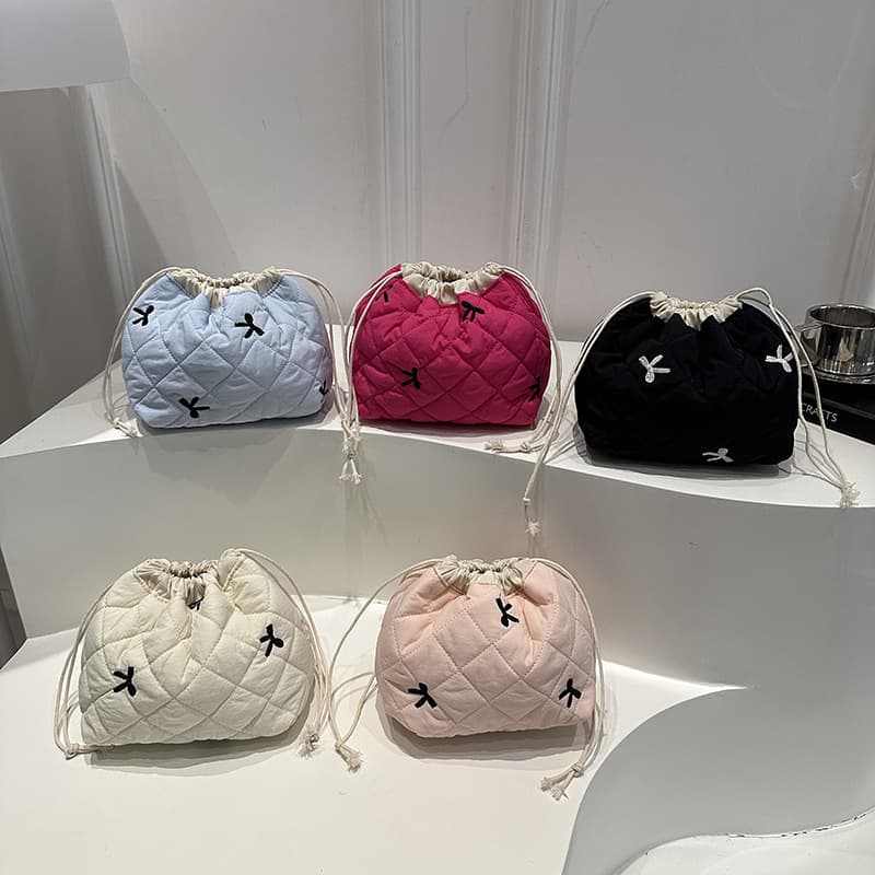 Autumn new style pleated drawstring lotion bucket bag large capacity portable handbag drawstring rhombus embroidery crossbody bag