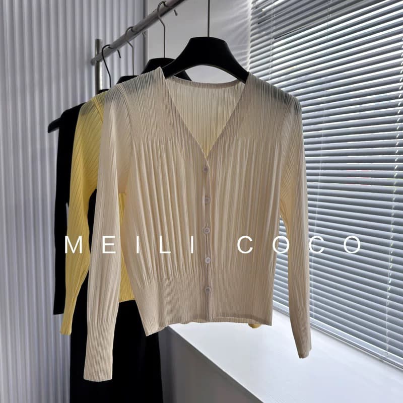 Pleated House - Style Three-Pleat Chanel-Inspired V-Neck Single-Breasted Waist-Nipping Versatile Long-Sleeve Knit Cardigan 259001