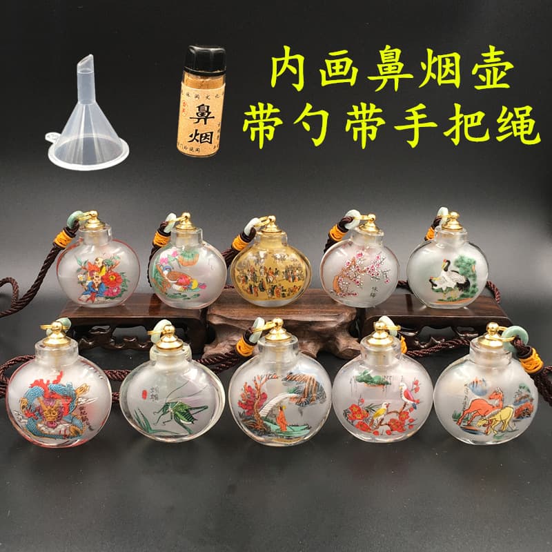Snuff bottle with spoon and string handle, interior painted, suitable for gifting to friends and handling.