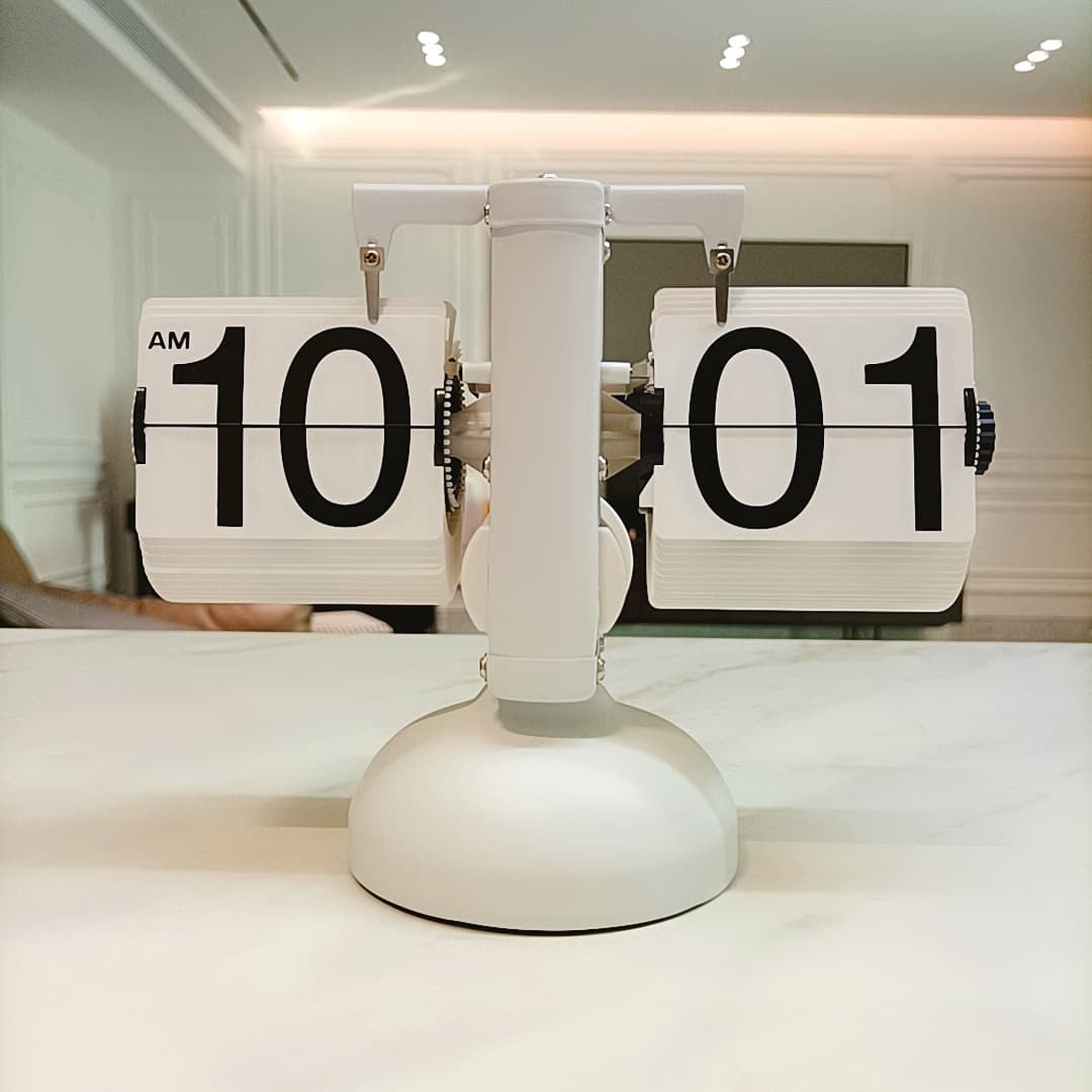 European-style automatic flip clock, small balance scale, flip clock, retro living room minimalist home decoration, Wang Zitong style.