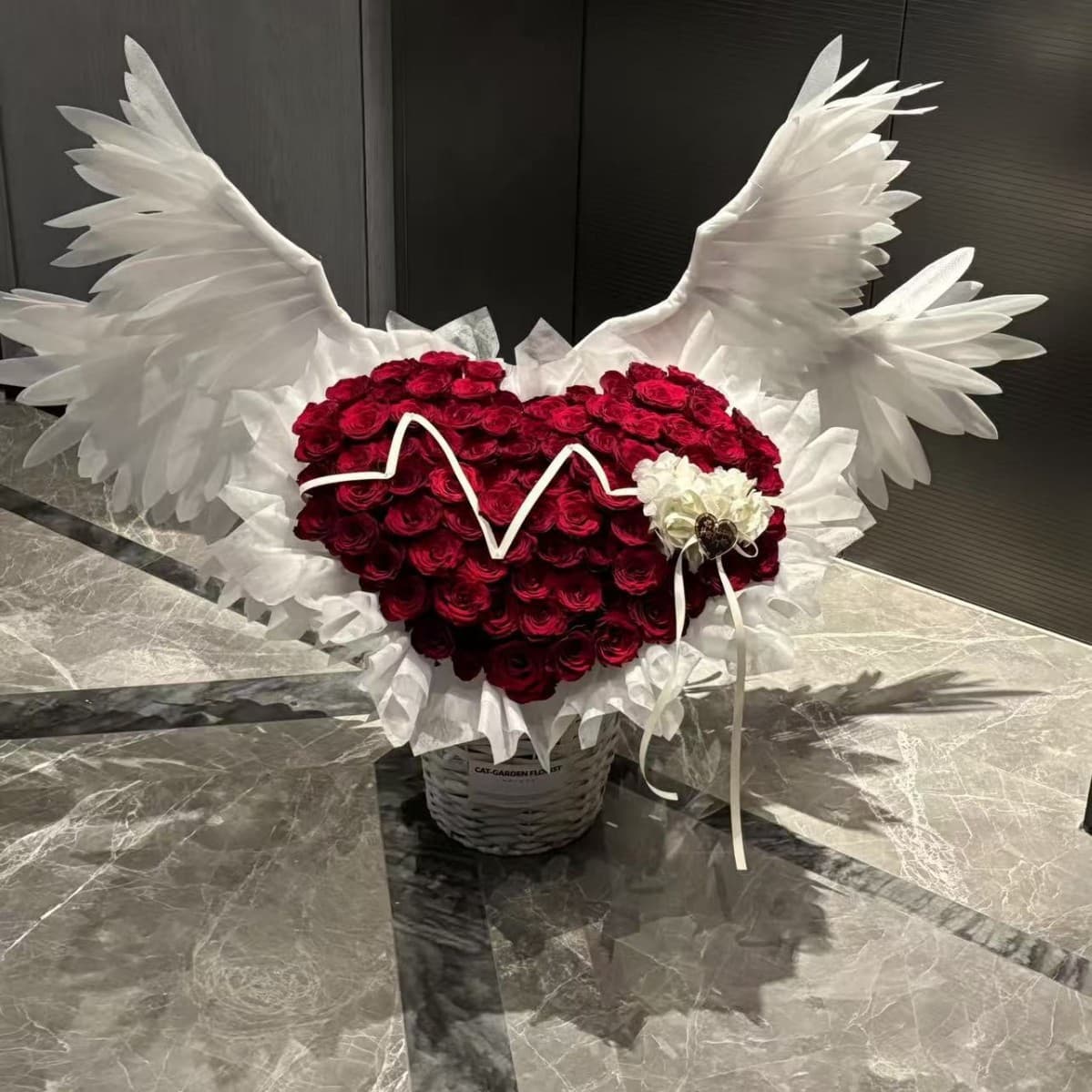 Chinese Valentine's Day Angel Wings Immortal Flower Hug Bucket Feather Rose Ritual Gift Birthday Gift for Girlfriend