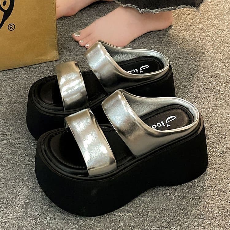Women's platform sandals, fashionable 2025 summer style, height-increasing, casual, versatile, slip-on, beach shoes