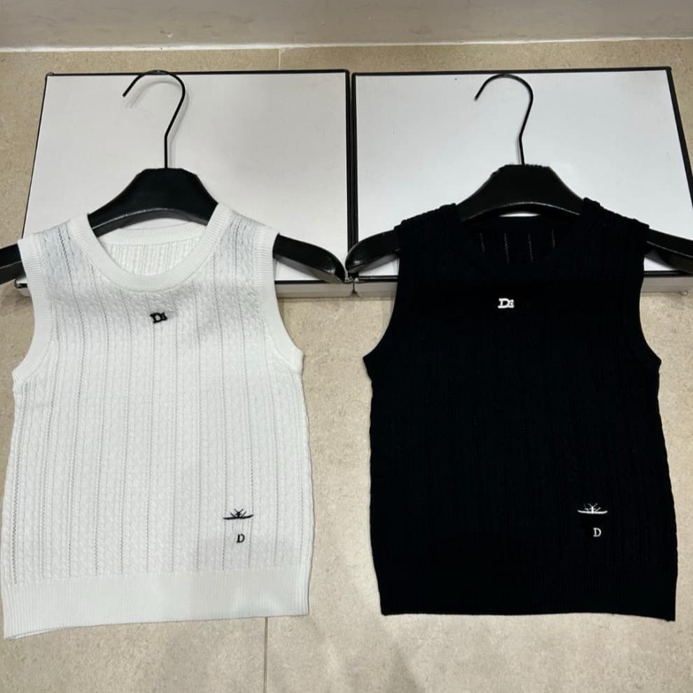 Trendy Knit D Logo Bee Sleeveless Pullover Vest Slim Fit Versatile Top 2026 Summer New Arrival