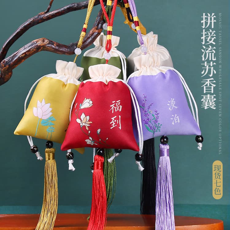 Chinese-style Dragon Boat Festival sachets, embroidered lucky bags, portable pendants, brocade bags, and Chinese-style pouches.