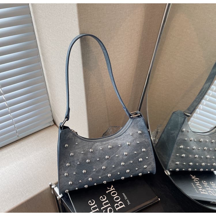 Cross-border hot girl style rivet motorcycle bag women's niche design armpit bag large capacity versatile commuter shoulder bag