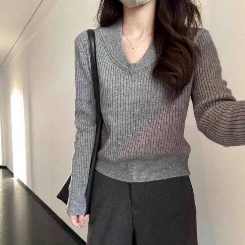 Simple pitted v-neck sweater for women in autumn and winter, slimming Korean style bottoming long-sleeved pullover sweater top