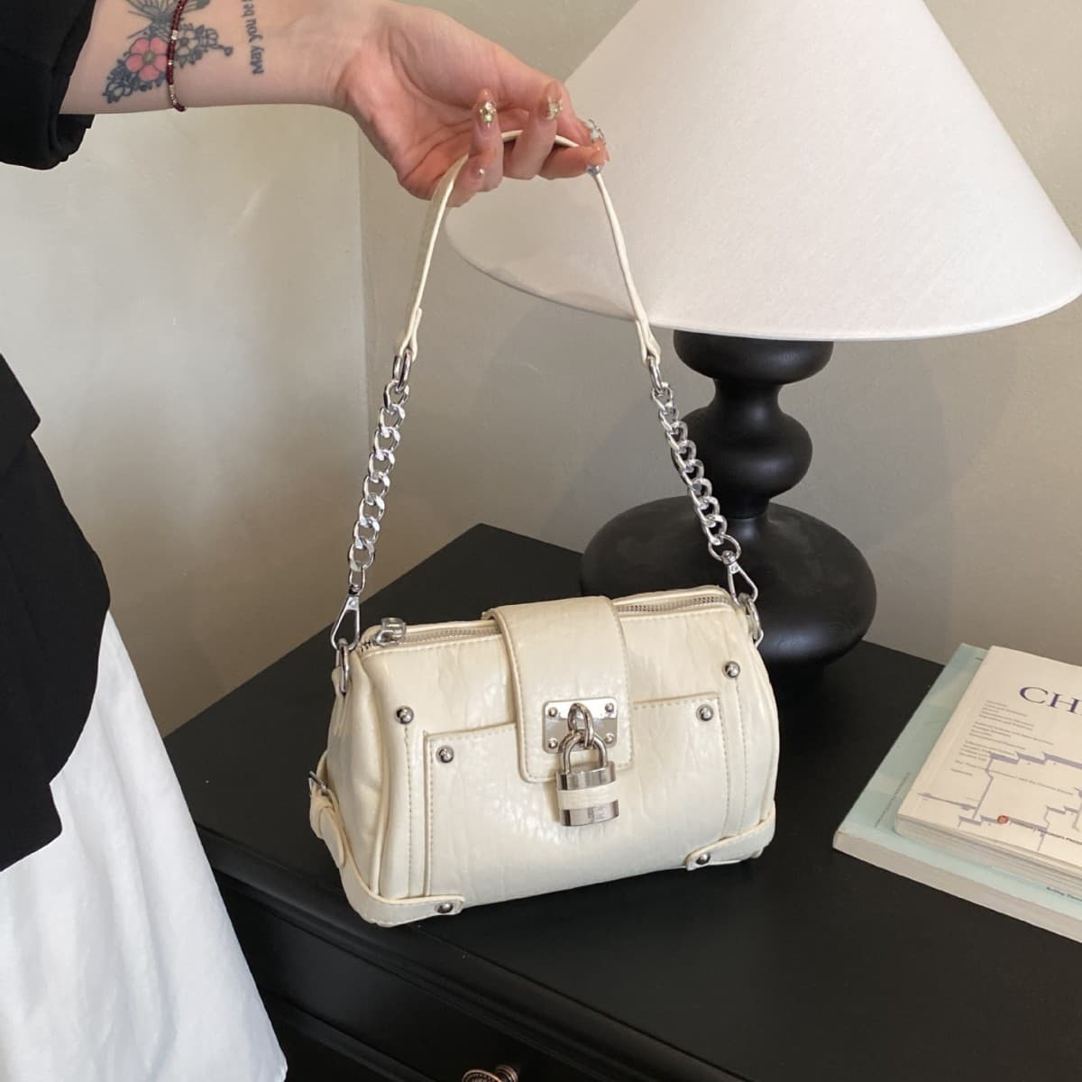 European and American retro shoulder lock bag for women 2026 new light luxury commuter handbag personalized motorcycle style crossbody bag