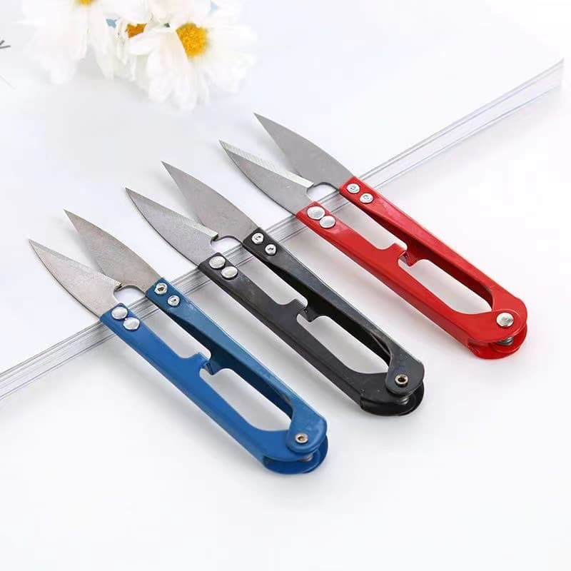 U-shaped wrought iron thread cutters for home use, cross-stitch thread trimmers, fishing line trimmers, colorful small scissors, tailor's spring shears, and wholesale/street vendor cutters.