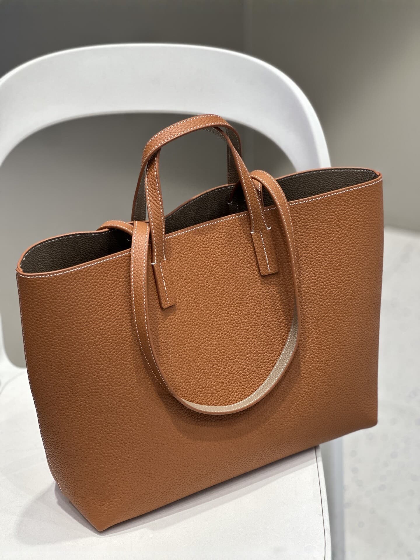 Top-Grain Cowhide Tote Bag for Women, Large-Capacity Commuter Shoulder Bag, Minimalist Color-Block Handbag, Genuine Leather Bucket Bag