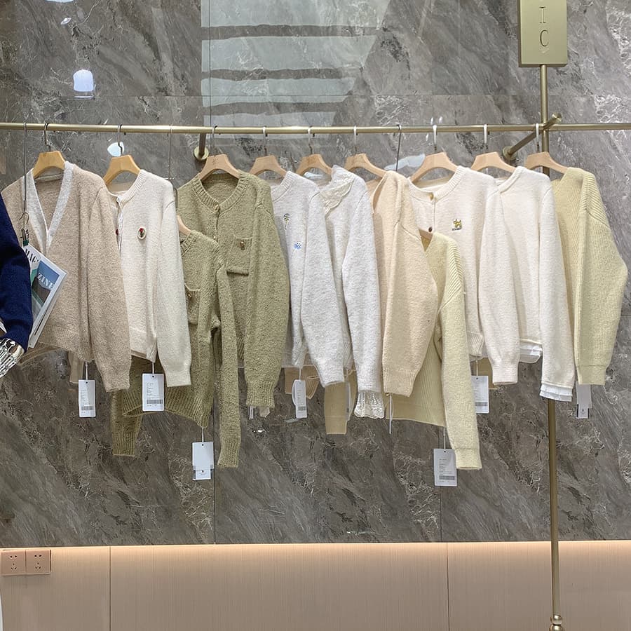 Cardigan sweaters, coats clearance brand discounted women's clothing overstock Thirteen Hong Kong wholesale live streaming sources, final payment liquidation.