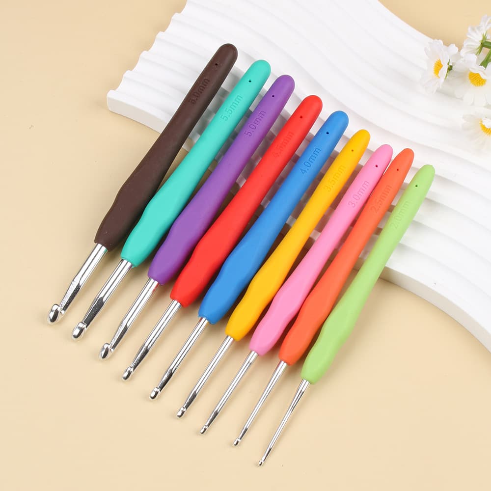 Handwoven Rainbow Soft Handle Crochet Hook TPR Soft Handle Crochet Hook Solid Soft Handle Aluminum Crochet Hook Set Yarn Needle