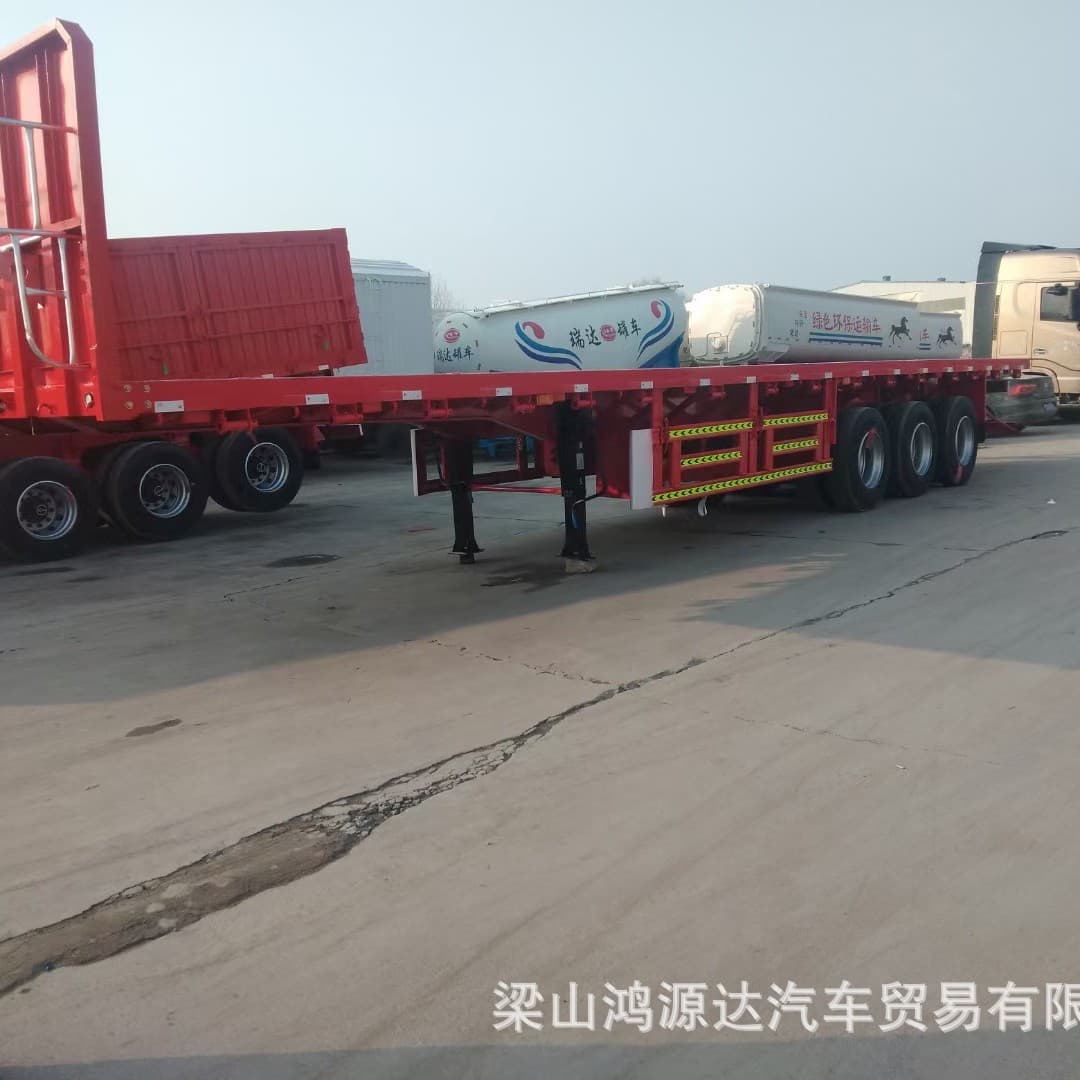 Three-axle engineering transport flatbed truck, straight plate semi-trailer, high configuration good stability