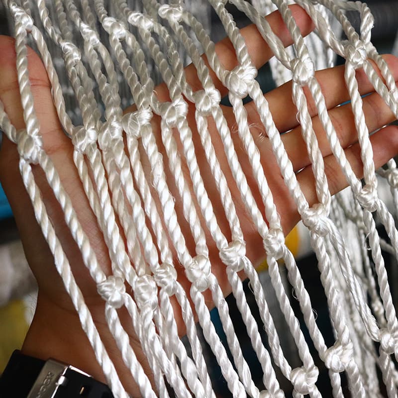 Customized safety netting for construction sites, including protective climbing netting, fall prevention netting, flame-retardant safety flat netting, and nylon rope netting.