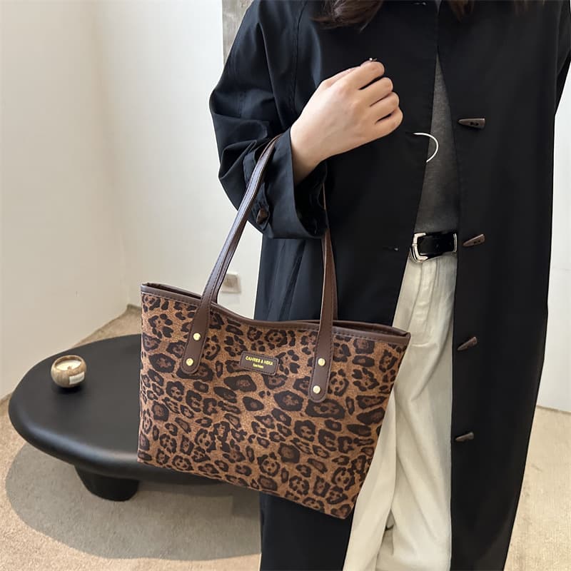 Leopard print bag for women 2026 new trend this year large capacity tote bag spring and summer versatile shoulder class commuter bag