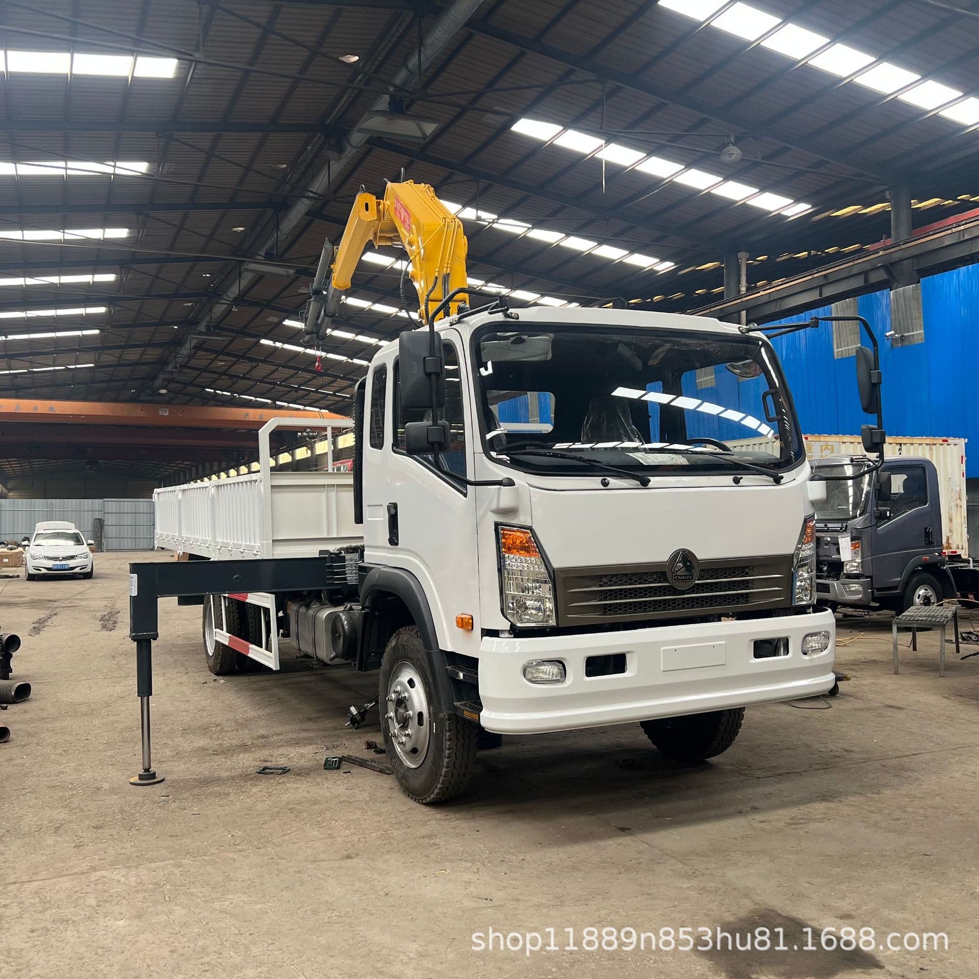 In-stock cross-border supply left-hand drive Sinotruk Hanvo 4x2 truck-mounted crane with 3-12 ton boom, payload capacity 20 tons