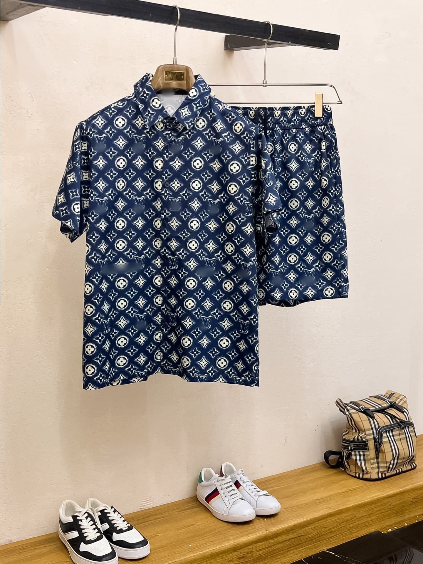 Correct version LV casual short sleeve set, high-grade fabric, breathable and comfortable, impeccable details