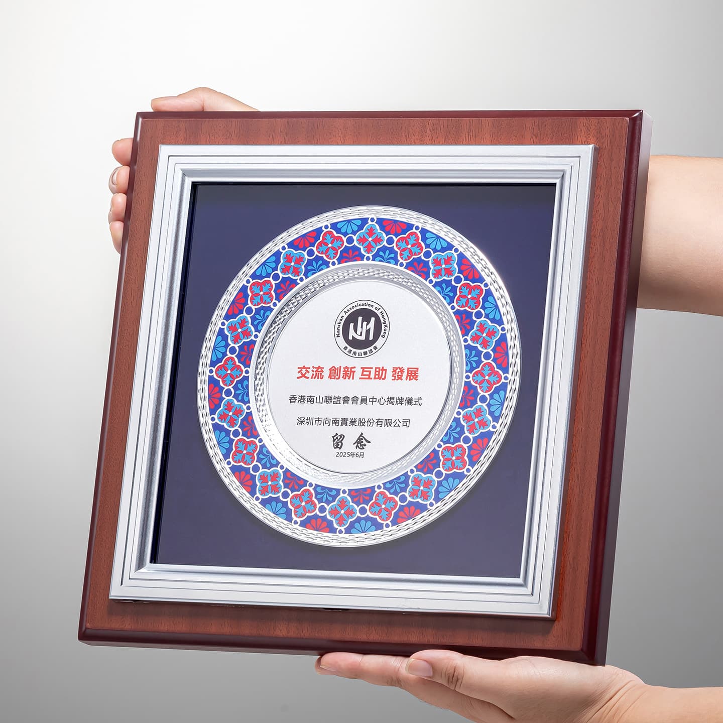 High-end wooden medal creative round honor plaque outstanding employee franchise agent authorization plate