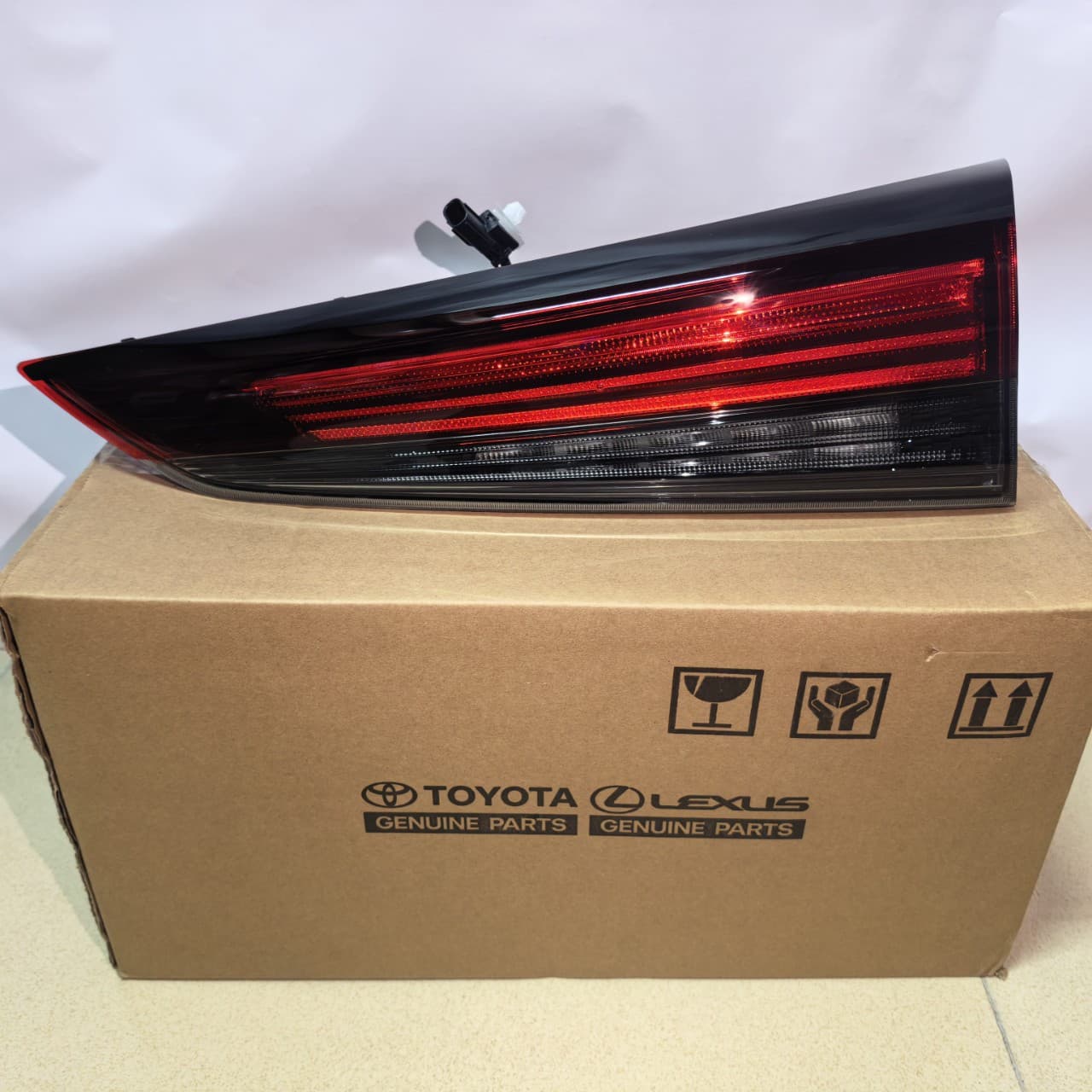 Crown Kluger Inner Tail Light Ref 81580-0E222 81590-0E222