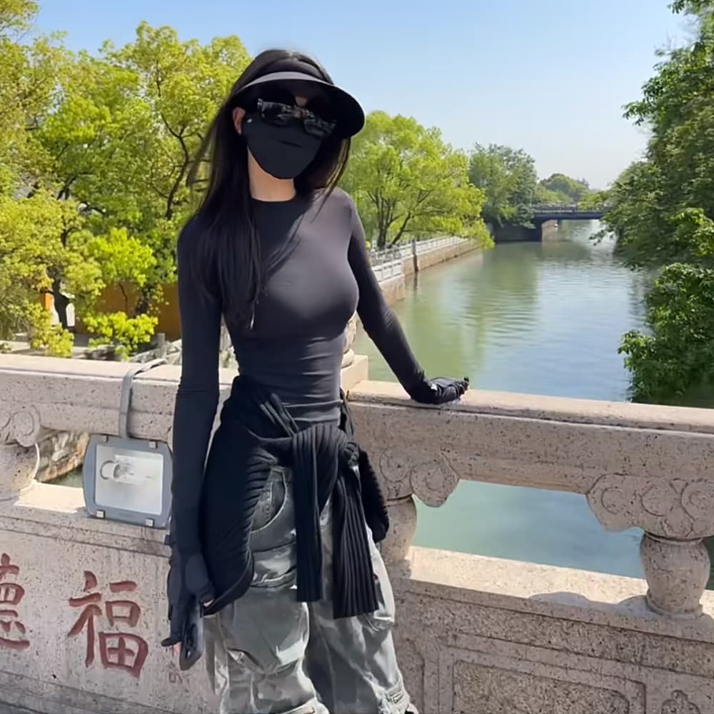 2025 New Style Kardashian Style Cotton Jersey Slim Fit Round Neck Long Sleeve T-Shirt Top Base Layer for Women