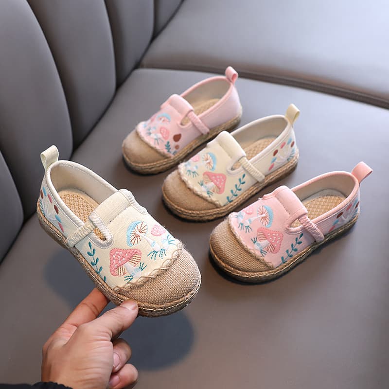 New children's ethnic style embroidered shoes for girls, linen and straw woven low-heeled canvas shoes, spring student Mori-style single shoes.