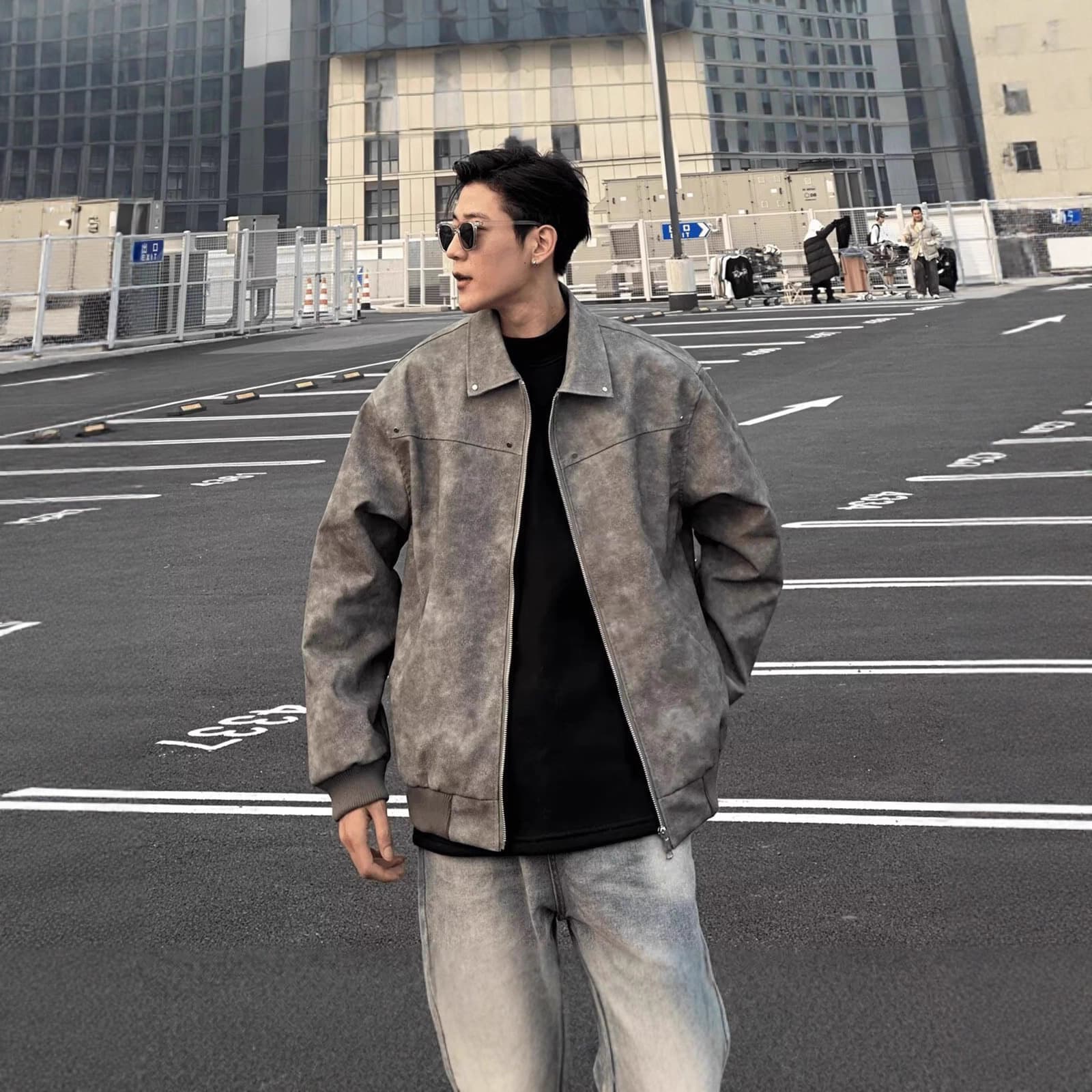 Thickened snowflake fleece-textured leather jacket for men, new autumn 2025 style, fashionable casual leather jacket for teenagers.