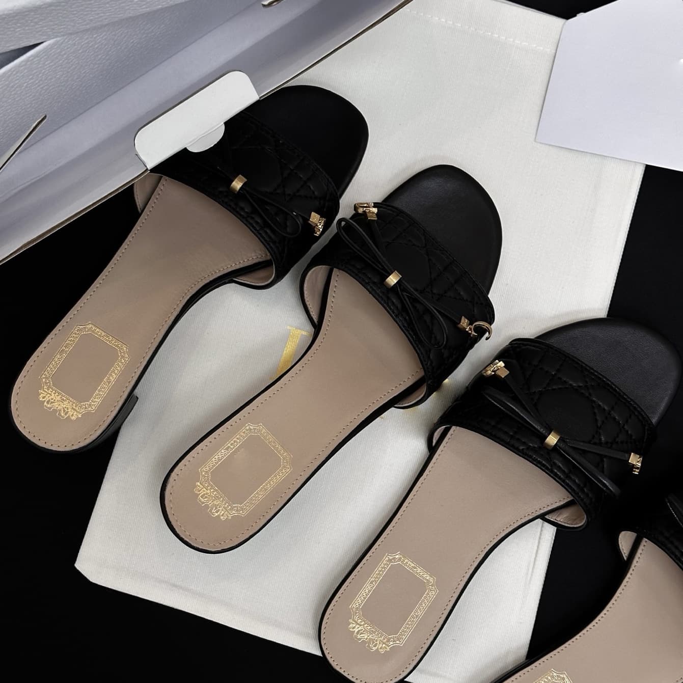 2026 Summer New Bow Slide Flat Sandals with D-Letter Genuine Leather Grid Pattern Fashion Chunky Heel